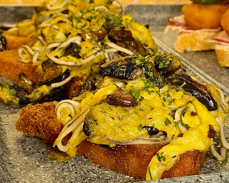 Pintxo de revuelto de hongos